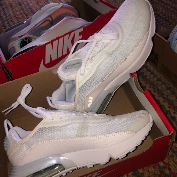 Air max 2090 triple white